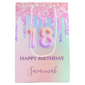 18歳の誕生日ピンクのグリッターは虹のモノグラムを乾燥 ミディアムペーパーバッグ (裏面)