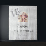 18歳の誕生日 銀のグリッター フォト ウェルカム タペストリー<br><div class="desc">女の子らしくゴージャスな18歳の誕生日パーティーのためのウェルカムタペストリー。  銀のメタリック調の背景に、グリッター ダストをあしらったデザイン。  高品質の写真、名前、日付をパーソナライズして追加。  数字の18は、風船のようなフォントで書かれています。 フォトブースの背景やパーティーの壁飾り、装飾としても使用できます。</div>