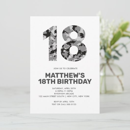 18番目の誕生日、グレー迷彩柄パーソナライズされた 10代の 招待状 (スタンド正面)