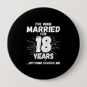 18結婚した年18おもしろい周年 缶バッジ (正面)
