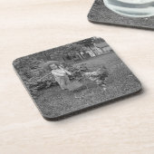 1880年代の愛らしい少女とオンドリのカートinガーデン コースター (左側)