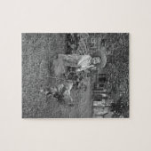 1880年代の愛らしい少女とオンドリのカートinガーデン ジグソーパズル (横)