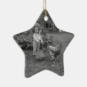 1880年代の愛らしい少女とオンドリのカートinガーデン セラミックオーナメント (右)