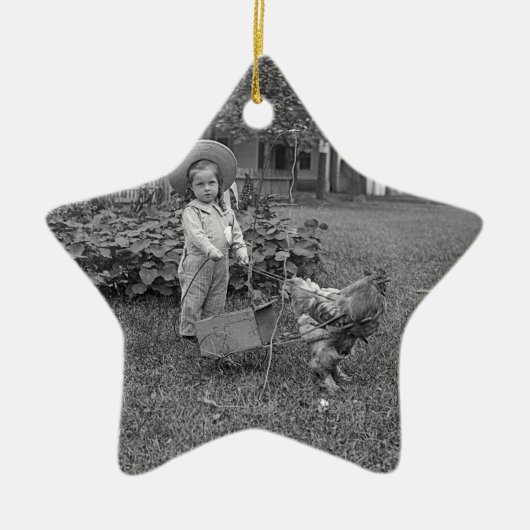 1880年代の愛らしい少女とオンドリのカートinガーデン セラミックオーナメント (正面)