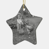 1880年代の愛らしい少女とオンドリのカートinガーデン セラミックオーナメント (左)