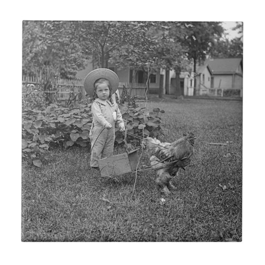 1880年代の愛らしい少女とオンドリのカートinガーデン タイル (正面)