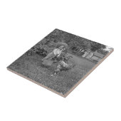 1880年代の愛らしい少女とオンドリのカートinガーデン タイル (側面)