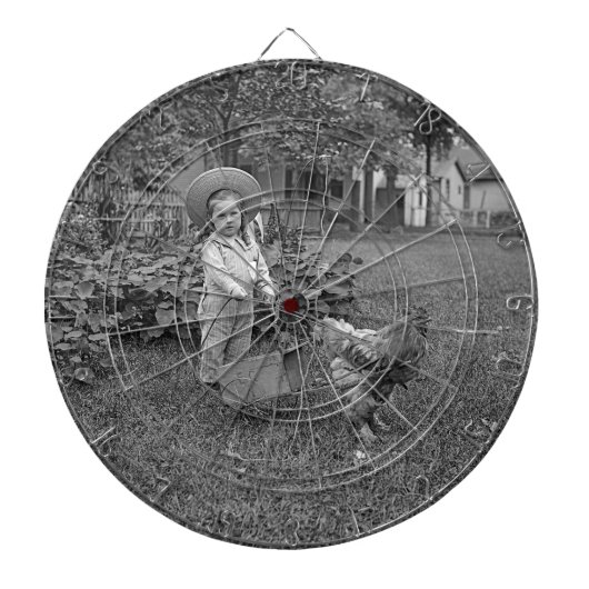 1880年代の愛らしい少女とオンドリのカートinガーデン ダーツボード (正面)