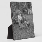 1880年代の愛らしい少女とオンドリのカートinガーデン フォトプラーク (側面)
