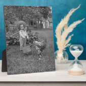 1880年代の愛らしい少女とオンドリのカートinガーデン フォトプラーク (側面)