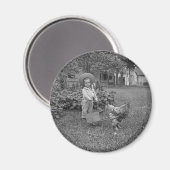 1880年代の愛らしい少女とオンドリのカートinガーデン マグネット (正面/裏面)