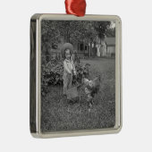 1880年代の愛らしい少女とオンドリのカートinガーデン メタルオーナメント (右)