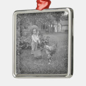 1880年代の愛らしい少女とオンドリのカートinガーデン メタルオーナメント (左)