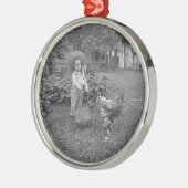 1880年代の愛らしい少女とオンドリのカートinガーデン メタルオーナメント (左)