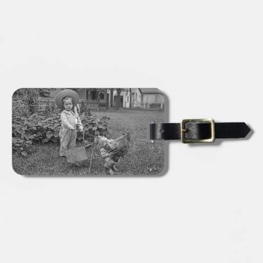 1880年代の愛らしい少女とオンドリのカートinガーデン ラゲッジタグ (正面横)