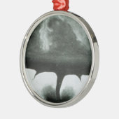 1884年からのトルネードの最も古い知られていた写真 メタルオーナメント (左)