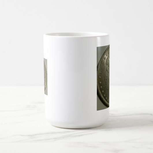 1886年のモーガンの1ドル銀貨のマグ コーヒーマグカップ (中央)