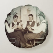 1890トランプのポーカーゲーム男性賭博カードマンケーブ写真 ラウンドクッション (裏面)