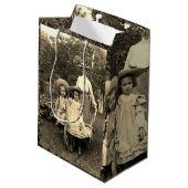 1890年の写真家宝の庭母娘 ミディアムペーパーバッグ (裏面アングル)