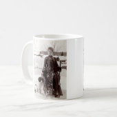 1890年の女性および彼女のブリッタニーの猟犬 コーヒーマグカップ (正面左)
