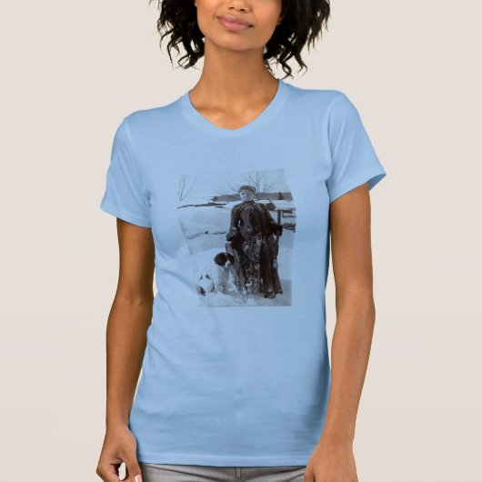 1890年の女性および彼女のブリッタニーの猟犬 Tシャツ (正面)