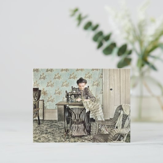 1890年の女性の裁縫機の写真の着色 シーズンポストカード (スタンド正面)