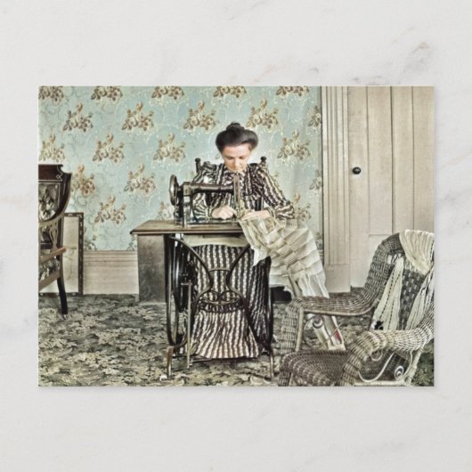 1890年の女性の裁縫機の写真の着色 シーズンポストカード (正面)