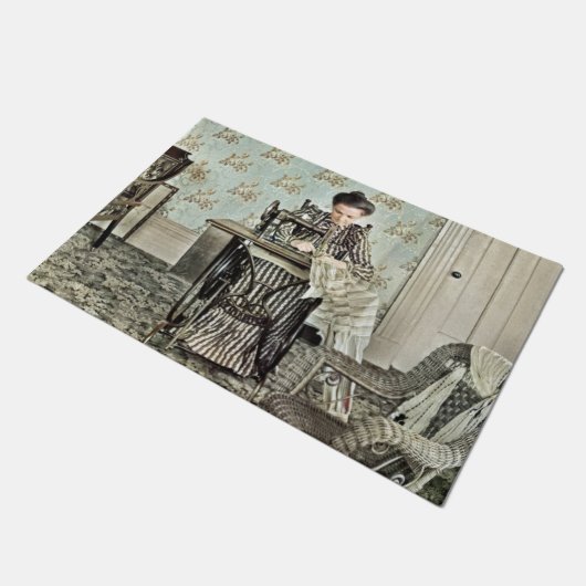 1890年の女性の裁縫機の写真の着色 ドアマット (アングル)