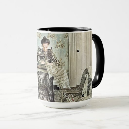 1890年の女性の裁縫機の写真の着色 マグカップ (正面右)