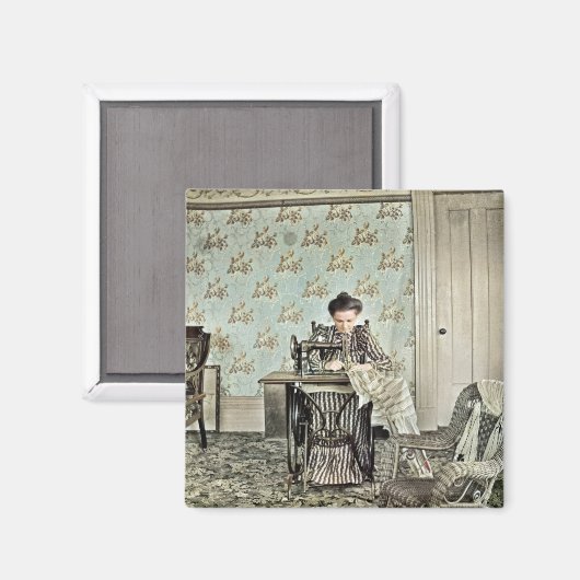 1890年の女性の裁縫機の写真の着色 マグネット (正面/裏面)