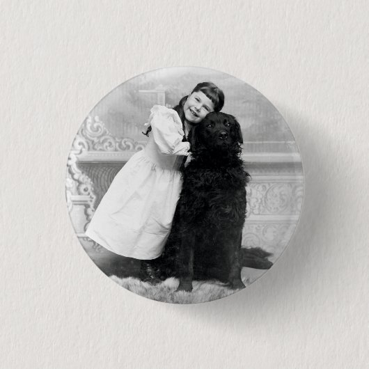 1890年の微笑の女の子および彼女のレトリーバー犬 缶バッジ (正面)