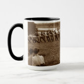 1890年代のメンズマンTug-O-WarキツネリバーElgin IL写真 マグカップ (左)