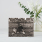 1890年代の少年が聖バーナードの犬の写真に座る ポストカード (スタンド正面)