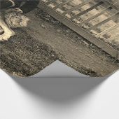 1890年代の少年が聖バーナードの犬の写真に座る ラッピングペーパー (角)