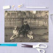 1890年代の少年が聖バーナードの犬の写真に座る 薄葉紙 (クラフト)