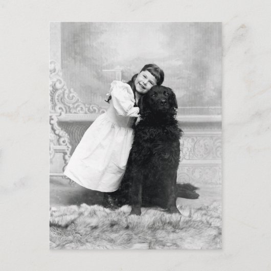 1890笑顔の女の子と彼女のレトリバー犬 ポストカード (正面)