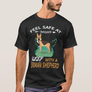 18 夜は安心して眠る ドイツ牧羊犬と一緒に Tシャツ