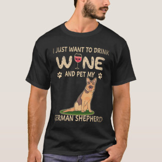18 私はワインを飲んでジャーマンシェパードを撫でたいだけ Tシャツ