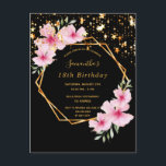 18th誕生日の熱帯ブラック金ゴールド星招待 ポストカード<br><div class="desc">ピンクのハイビスカスの花、緑と金ゴールド幾何学的フレームと黄金の星と18th誕生日パーティーの招待の下の熱帯フローラフェイク。黒エレガントの背景テンプレートは手書き書のスタイルスクリプトを使用して名前を指定しモダン、パーティー情報のテンプレート。ブラック文字。夏、プール、ビーチお祝いに最適！バック：黒い背景色と黄金の星。</div>