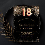 18th誕生日ブラック金ゴールドグリッターグラマラス 招待状<br><div class="desc">女のモダン子スタイリッシュの18歳の誕生日パーティーへの華やかな招待。黒い背景飾とグリッター。金色の手書で書かれたモダンスタイルの台本がある。カスタマイズしてパーティー詳細を追加する。18番はバ書ロンスタイルフォント、スクリプト付き。</div>