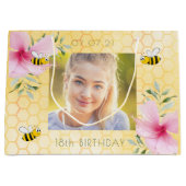 18th誕生日ミツバチピンクの花ハニカム ラージペーパーバッグ (正面)