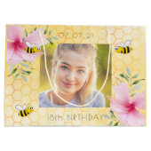 18th誕生日ミツバチピンクの花ハニカム ラージペーパーバッグ (裏面)