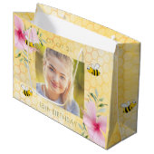 18th誕生日ミツバチピンクの花ハニカム ラージペーパーバッグ (正面アングル)