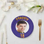 18th birthday party blue金ゴールド写真 ペーパープレート<br><div class="desc">紙プレート男の18歳の誕生日パーティー。写真のテンプレート。青い背景と文字：ハッピー18.文字は書トレンディー金ゴールドのバフェイクルーンスクリプトを使用。</div>