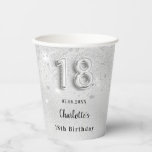 18th birthday silverグリッター名 紙コップ<br><div class="desc">華やかで18ガーリー歳の誕生日パーティー。銀フェイク色の背景。前面と背面：名前と日付をカスタマイズして追加。飾フェイクグリッターの塵で</div>