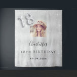 18th birthday silverグリッターphoto welcome タペストリー<br><div class="desc">華やかな18歳の誕生日ガーリーパーティーの歓迎タペストリー。銀のフェイク金属的な背景飾にグリッターの粉がフェイクある。写真、名前高品質、日付をパーソナライズして追加。18番はバ書ロンスタイルフォント。フォトブースの背景やパーティーの壁の装飾として使用することもできる。</div>