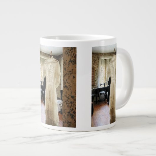 19世紀のドレ結婚ス ジャンボコーヒーマグカップ (正面右)
