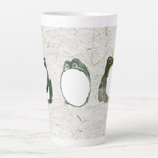 19世紀の不機嫌日本のなカエルのトリオ カフェラテマグ (正面)