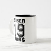 19年は白いマグの黒を落ち着かせます ツートーンマグカップ (正面左)