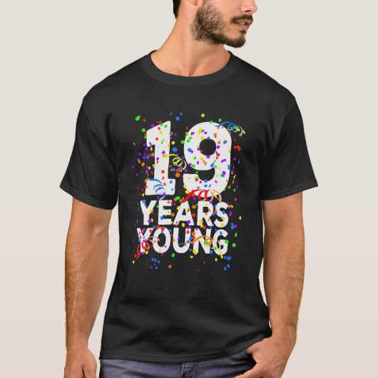 19歳おもしろい若い幸せ19誕生日W 男性へ Tシャツ (正面)